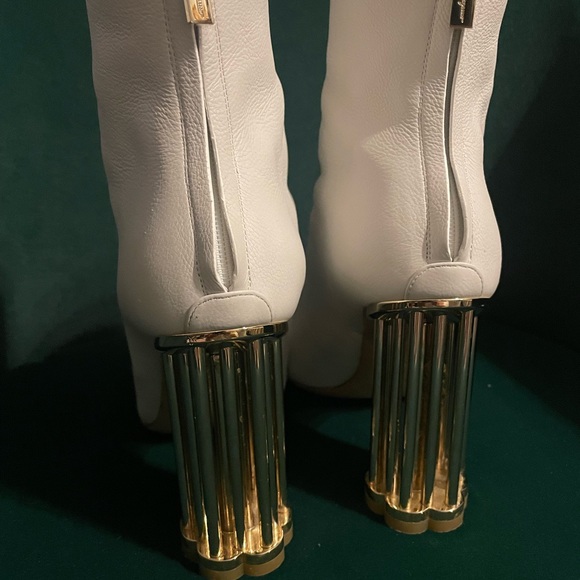 SALVATORE FERRAGAMO WHITE BOOTIES - Picture 6 of 7
